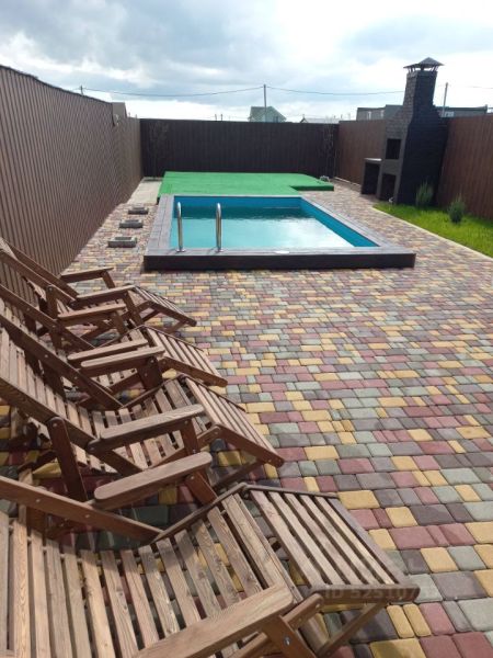 2-этажный дом с бассейном у моря