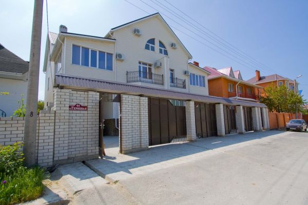 Гостевой дом с бассейном и автостоянкой «На улице Терновой»