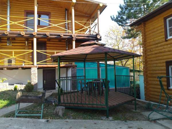 Бревенчатый дом в лесу