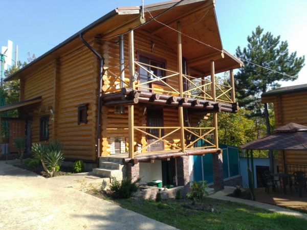 Бревенчатый дом в лесу