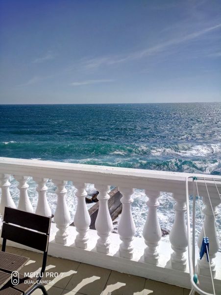 Эллинг на берегу моря со своим пляжем