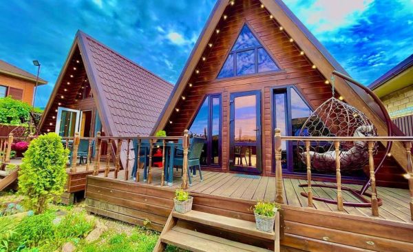 А-фреймы у горной реки