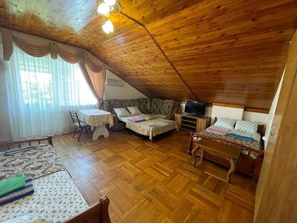 4х местный с двумя широкими раздельными кроватями, диваном и балконом